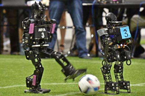 机器人足球赛: 硬汉 驰骋球场 比赛扣人心弦