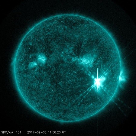 NASA公布太阳耀斑猛烈爆发画面 璀璨炫目