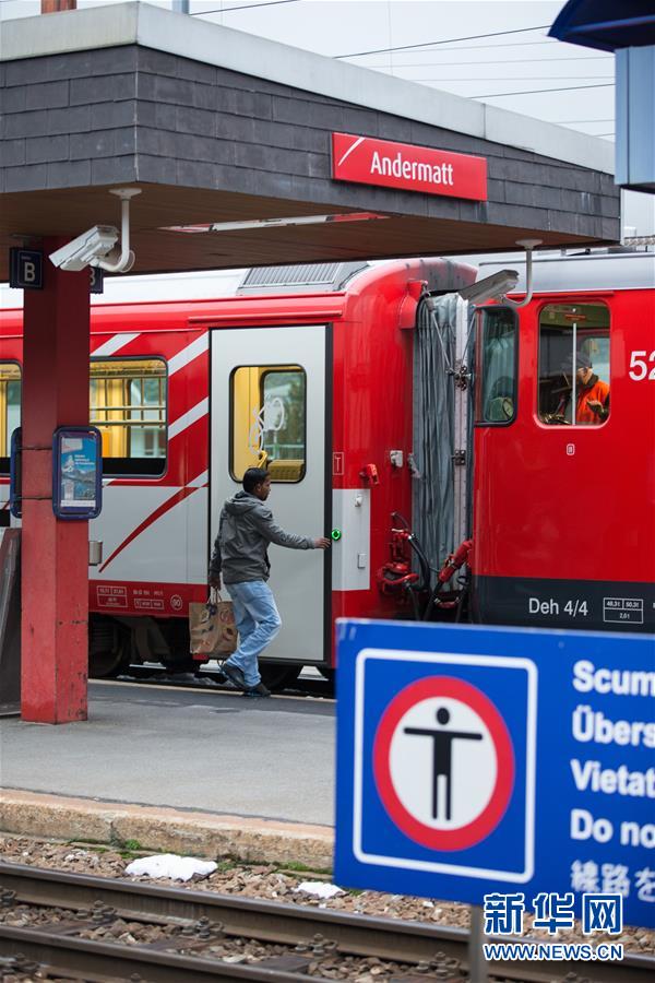 瑞士两列火车相撞约30人受伤(4)