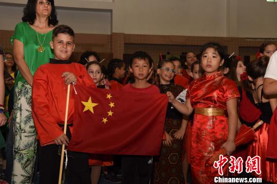 巴西圣保罗慈佑学校举办“民族节”华裔学生首次参加