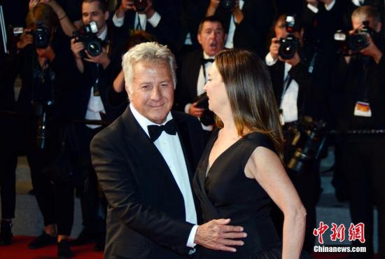 美国导演诺厄·邦巴赫执导的参赛片《迈耶罗维茨的故事》5月21日在戛纳电影节举行首映礼，奥斯卡影帝达斯汀·霍夫曼和奥斯卡影后艾玛·汤普森都参演该片。图为达斯汀·霍夫曼(左)在首映礼的红毯上亮相。<a target=&apos;_blank&apos; href=&apos;http://www.chinanews.com/&apos; _fcksavedurl=&apos;http://www.chinanews.com/&apos;><p align=