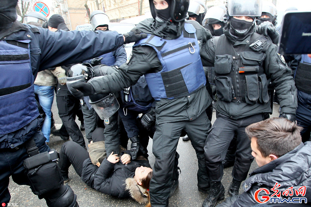 乌克兰警方逮捕格鲁吉亚前总统萨卡什维利 与其支持者发生冲突