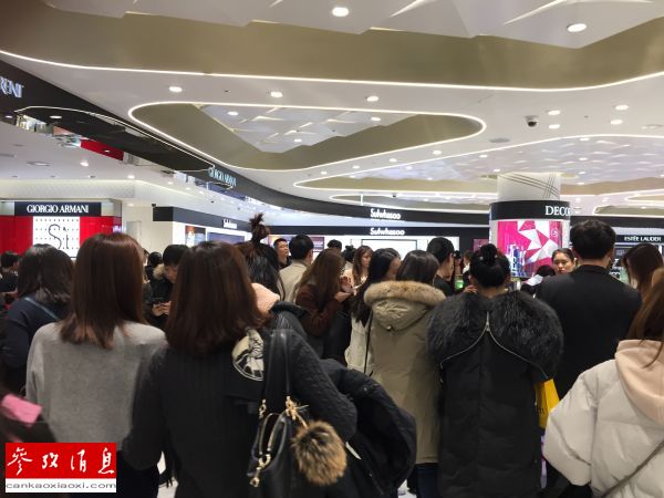 11月19日，中国游客韩国首尔市中心一家免税店购买商品。（参考消息）