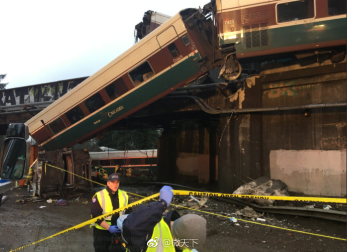 美华盛顿州西雅图列车脱轨 乘客：窗户都碎了