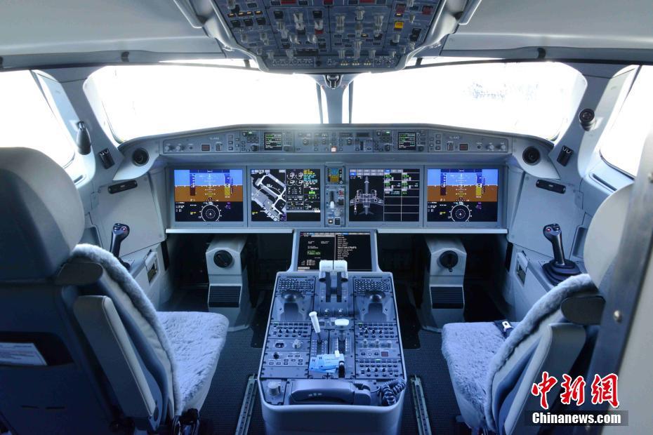 图为空中客车a220-300型客机驾驶舱.