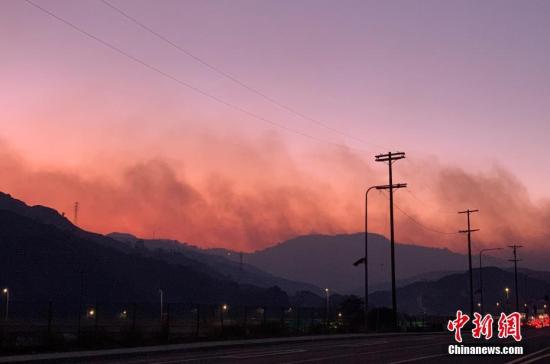 美国加州山火已造成至少3人丧命  加州消防局称火势已逐渐受控