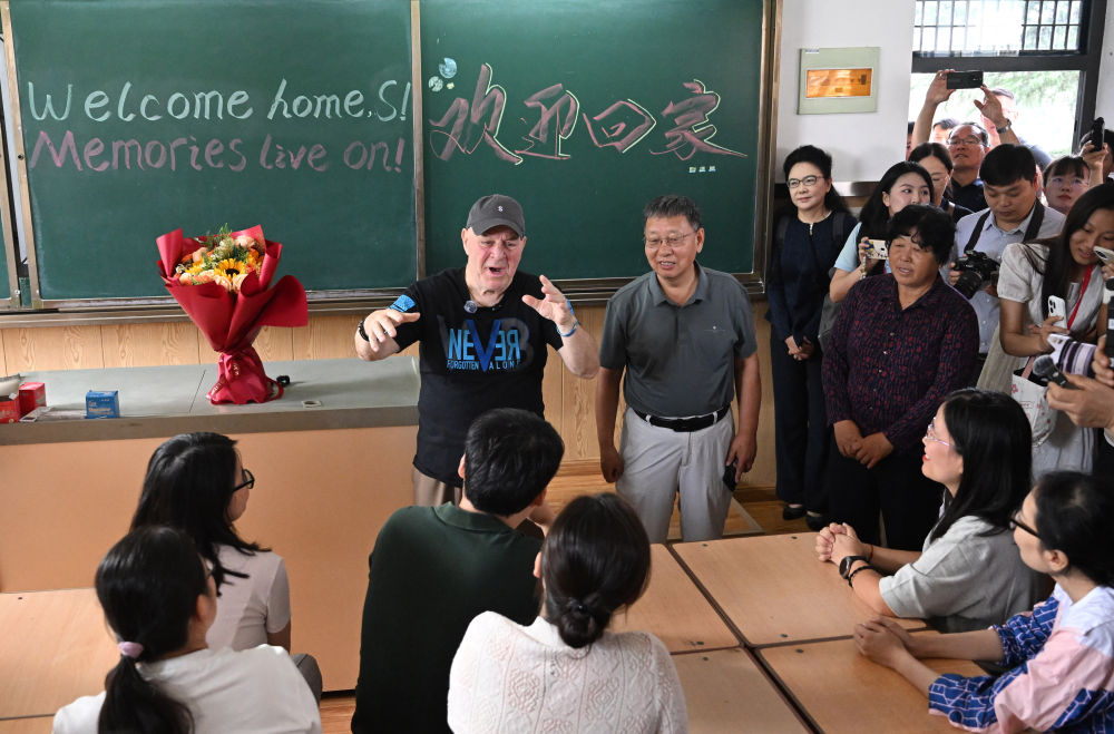 五万张卡片与三千场球赛：美国教师池欧的洛阳十二载