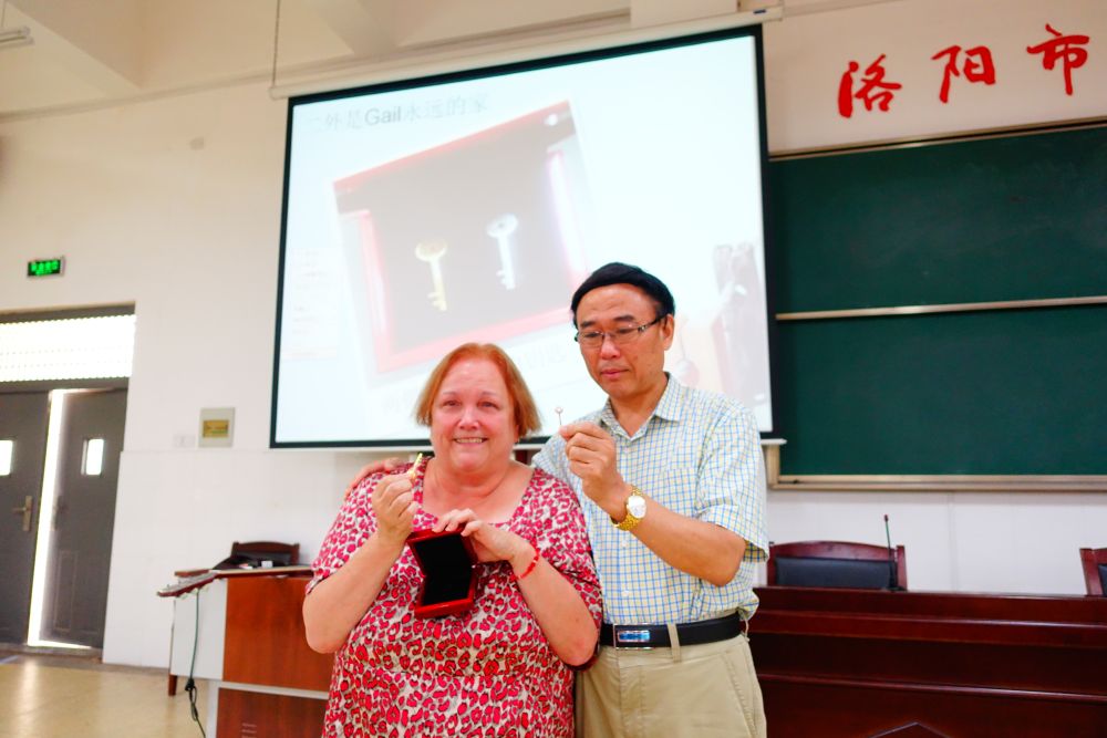 五万张卡片与三千场球赛：美国教师池欧的洛阳十二载