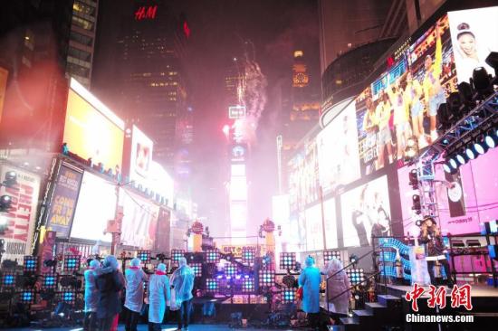 纽约时报广场百万人雨中迎新年