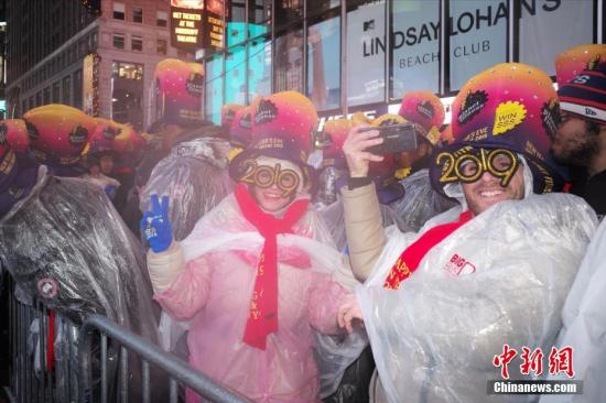 纽约时报广场百万人雨中迎新年