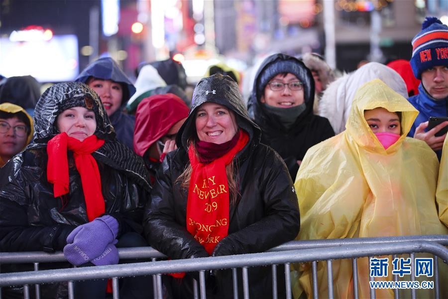纽约时报广场雨中迎新年