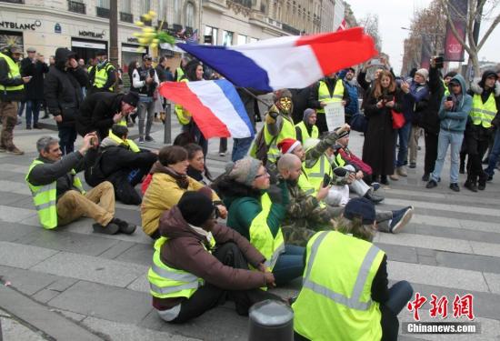 巴黎8000人再度走上街头抗议 民众对示威评价两极