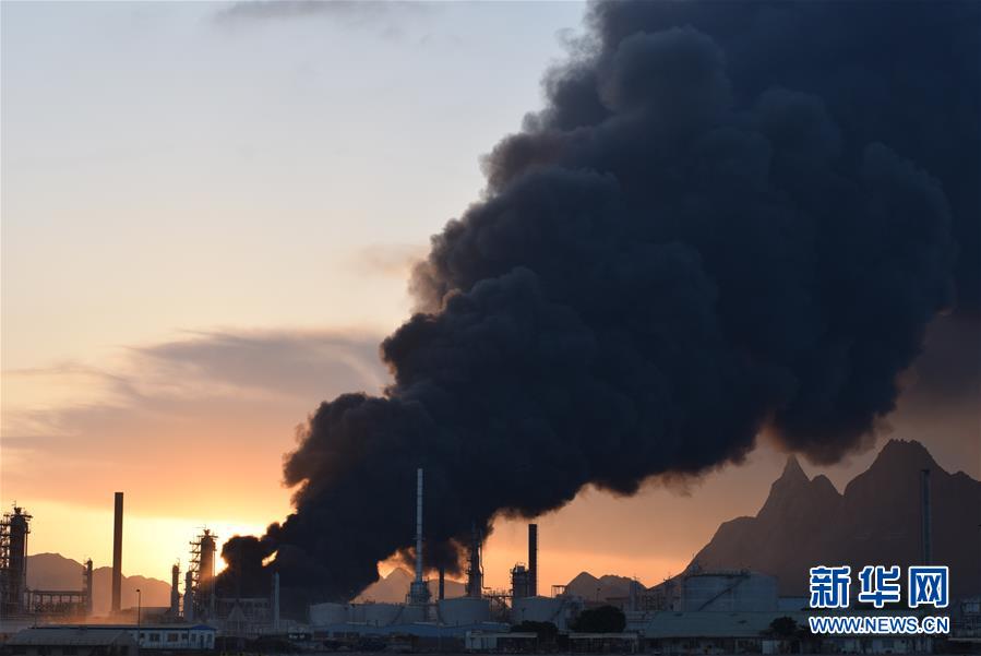 也门亚丁一炼油厂爆炸起火至少15人受伤