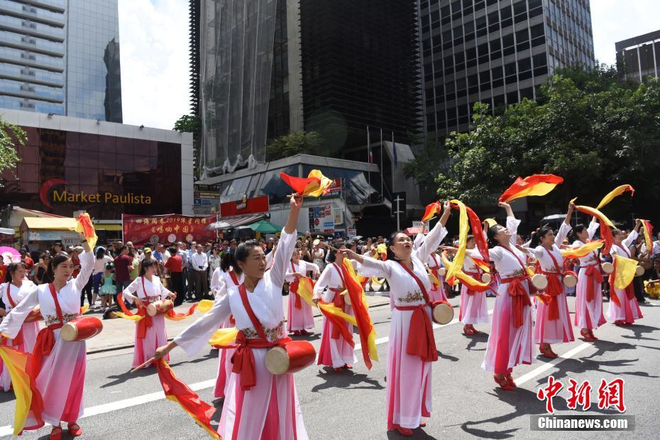 巴西圣保罗街头上演“唱响中国”新春快闪活动