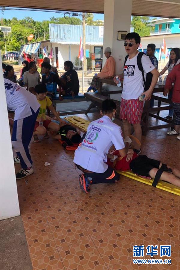 泰国普吉海域发生快艇撞船事故致11名中国游客受伤