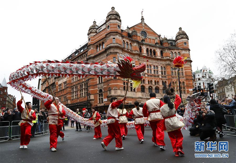伦敦举行新春巡游庆祝中国春节