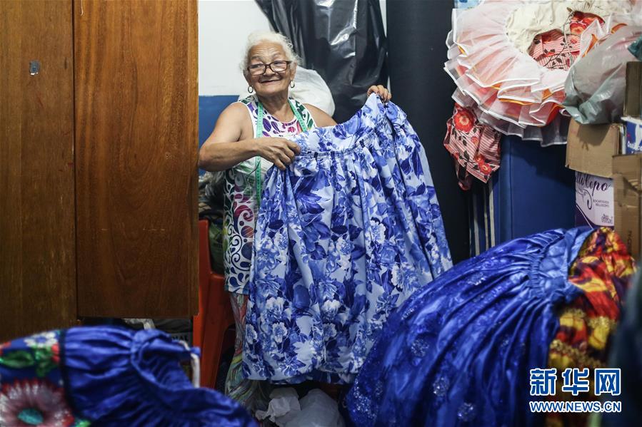 为巴西狂欢节缝制服装的老妇人
