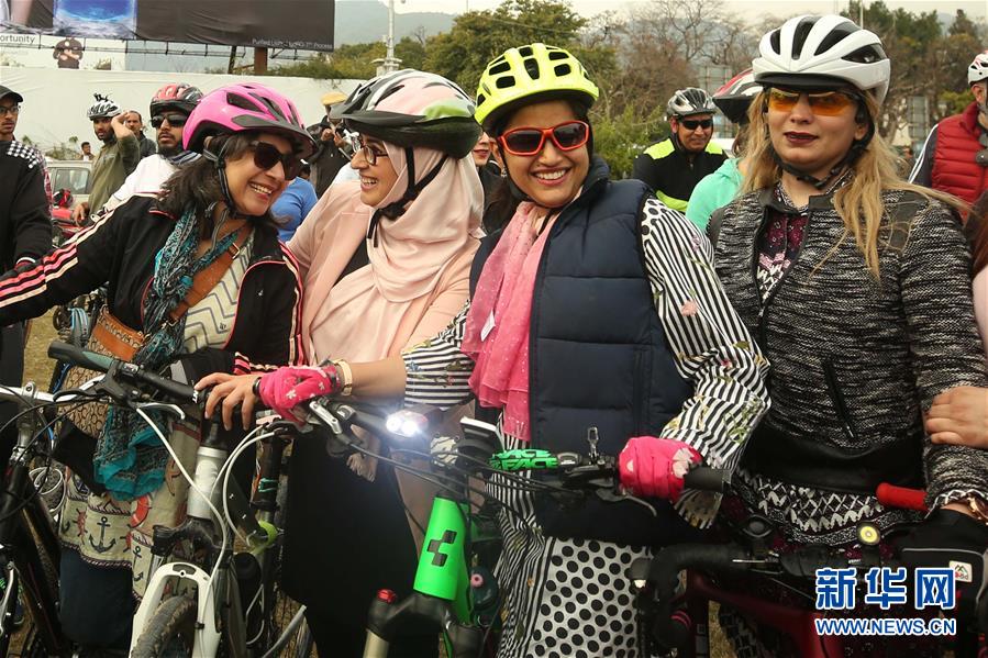 巴基斯坦：骑车庆祝“三八”国际妇女节