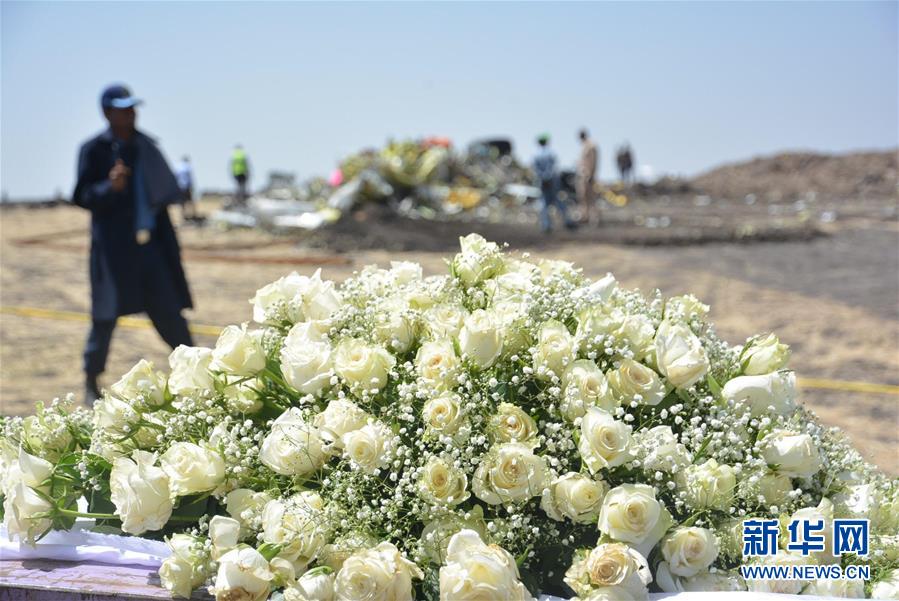 遇难者亲属在埃塞俄比亚坠机现场哀悼逝者