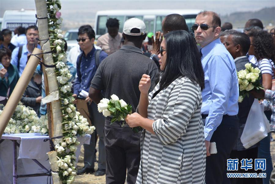 遇难者亲属在埃塞俄比亚坠机现场哀悼逝者