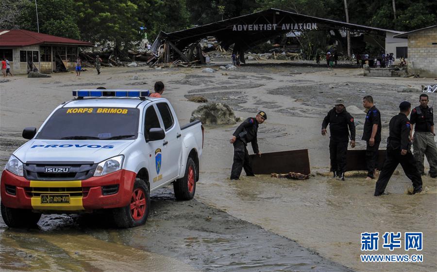 印尼东部发生洪灾致60余人死伤