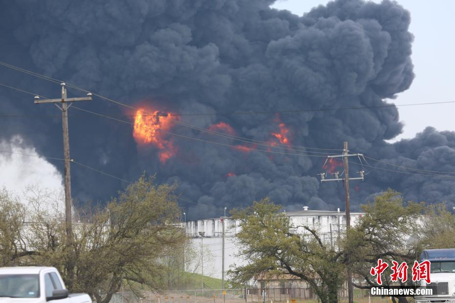 美国休斯敦郊区一油库起火进入第三天