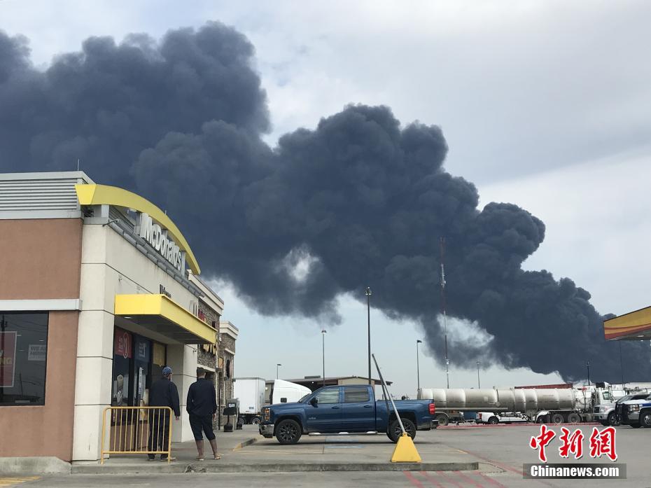 美国休斯敦郊区一油库起火进入第三天