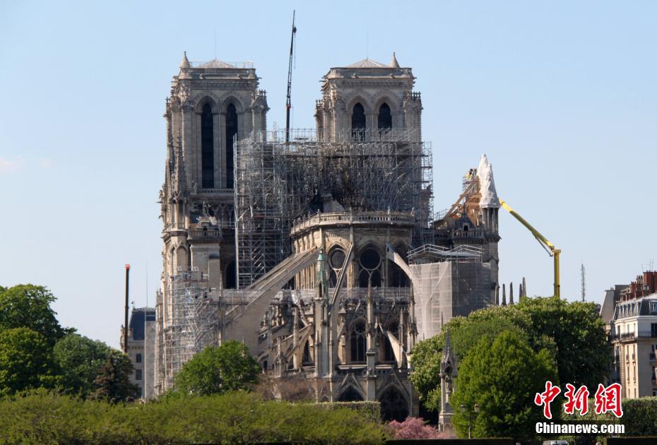 巴黎圣母院在严密戒备中进行紧张清理维护
