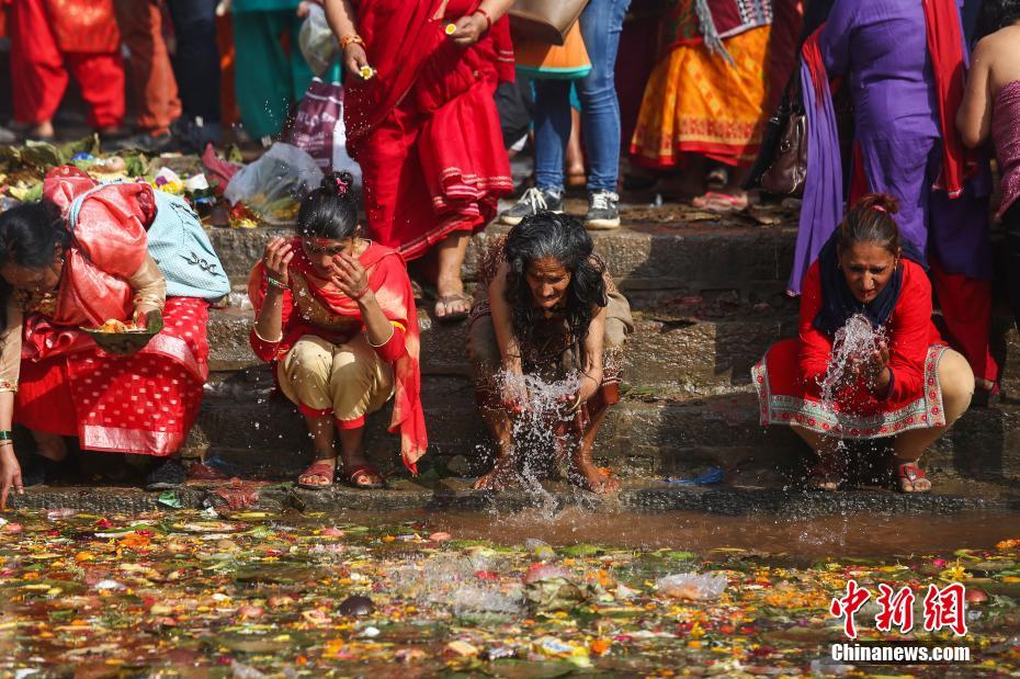 尼泊尔母亲节：民众沐浴怀念亡母