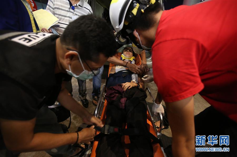 一架客机在缅甸降落时滑出跑道 多人受伤