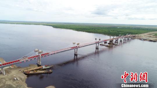 中俄合建首座跨境公路大桥合龙