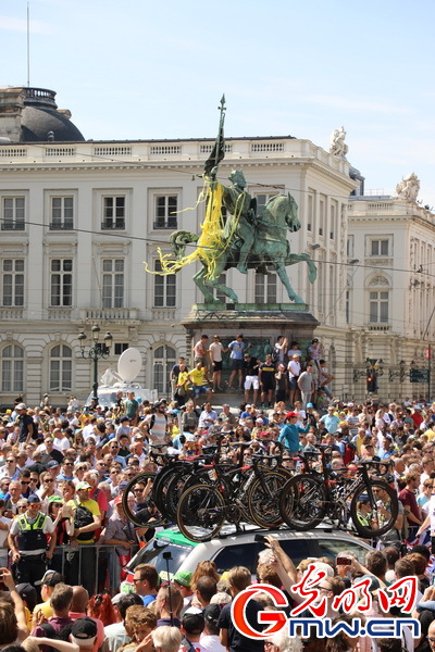全球亿万车迷的“夏季狂欢节” 第106届环法自行车赛鸣枪启程