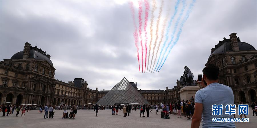 法国举行国庆阅兵式