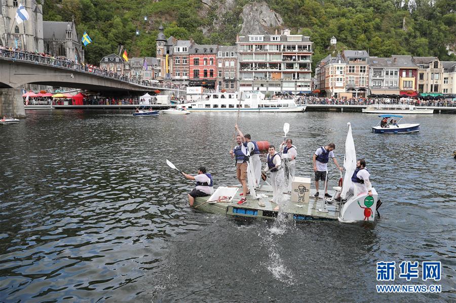 比利时小城举办“浴缸划船节”