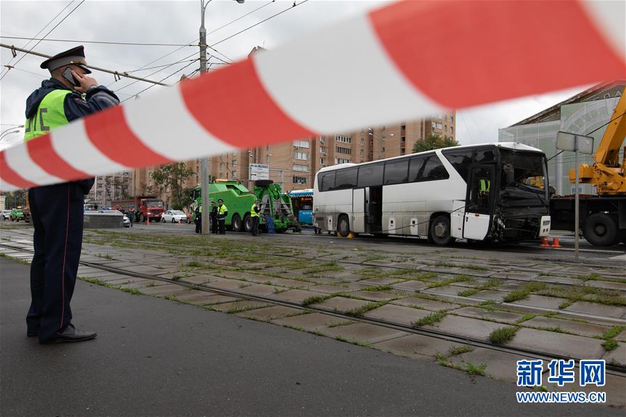 一载有中国游客大巴在莫斯科发生交通事故致10余人受轻伤