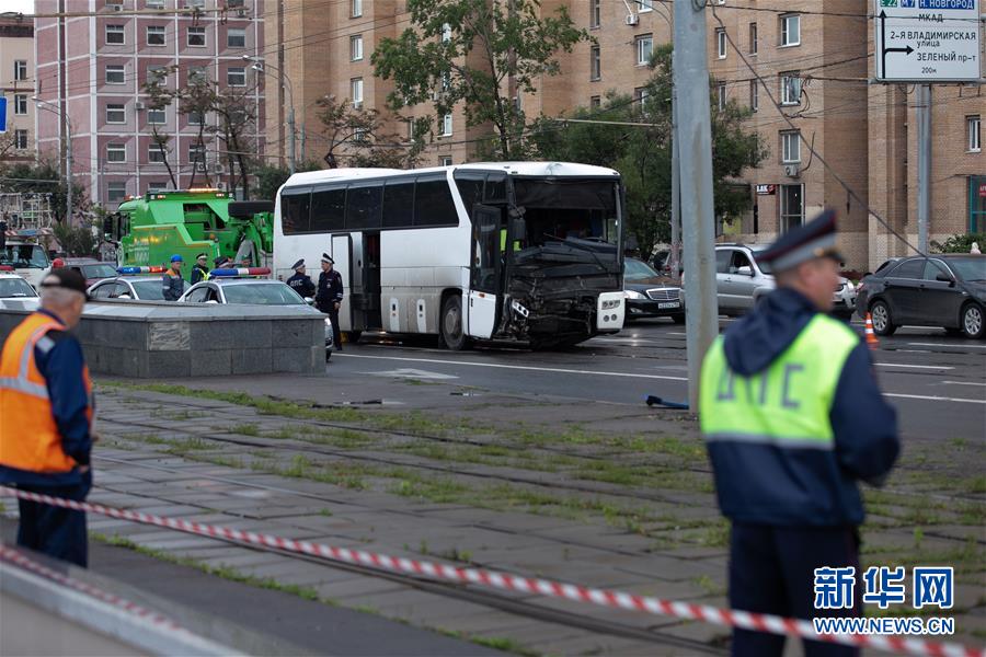 一载有中国游客大巴在莫斯科发生交通事故致10余人受轻伤
