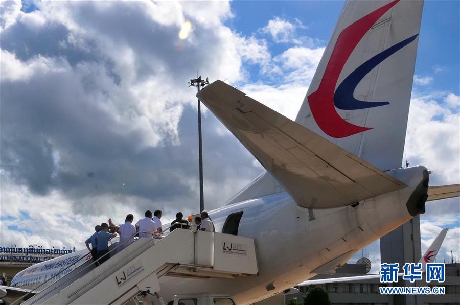 老挝车祸受伤的20名中国游客回国