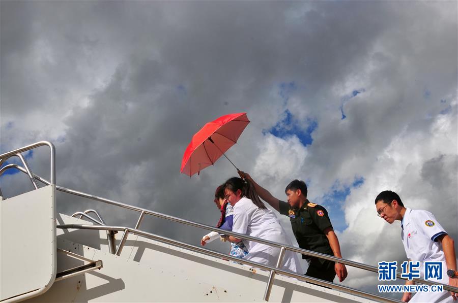 老挝车祸受伤的20名中国游客回国