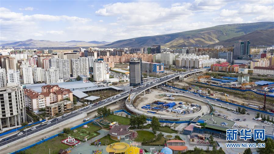 中国企业承建的蒙古国最大互通立交桥主桥通车