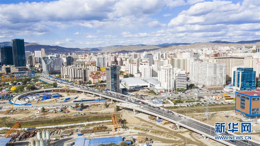 中国企业承建的蒙古国最大互通立交桥主桥通车