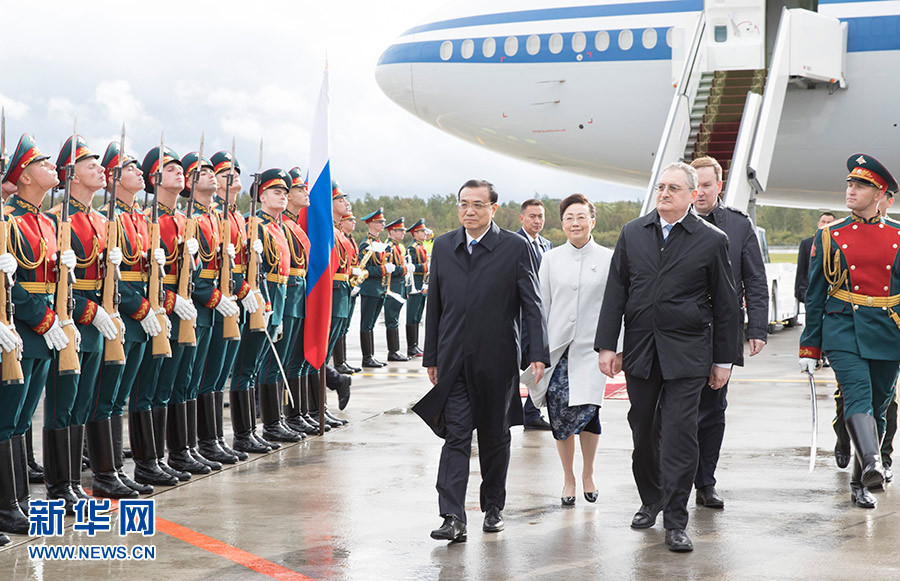 李克强抵达圣彼得堡对俄罗斯进行正式访问并举行中俄总理第二十四次定期会晤