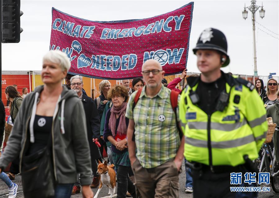 英国布莱顿举行气候变化游行