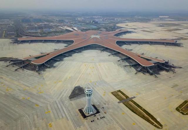 【中国那些事儿】大兴国际机场“凤凰展翼”！ 外媒感叹：中国智造再度惊艳世界