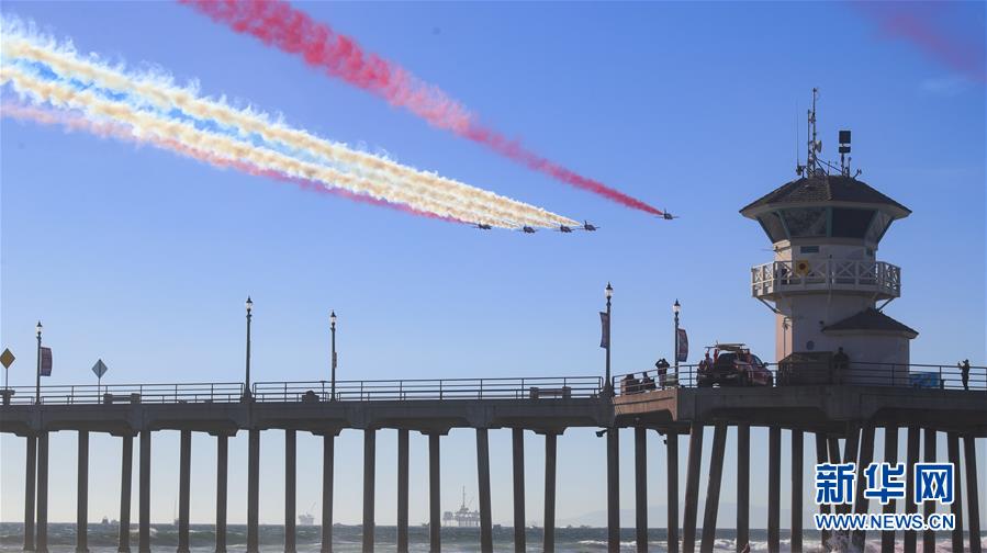 美国加州亨廷顿海滩举行特技飞行表演