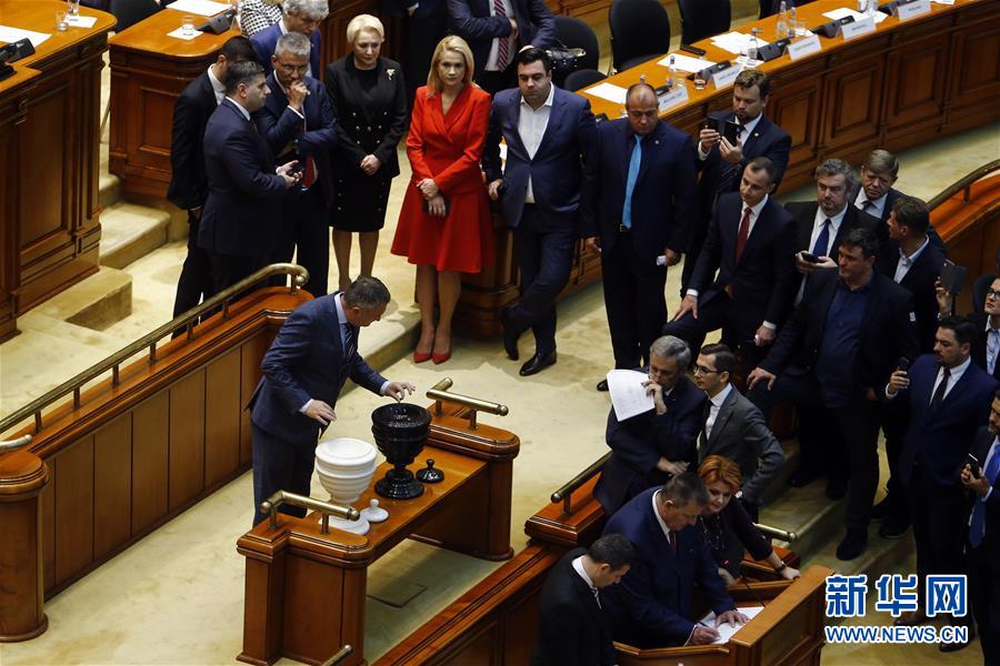 罗马尼亚议会通过对政府的不信任案