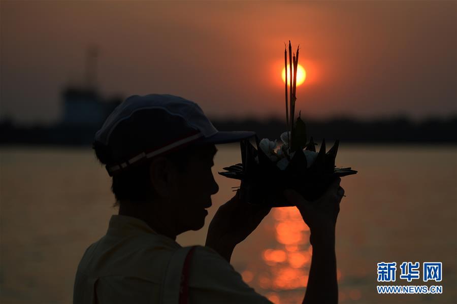 泰国民众庆祝水灯节