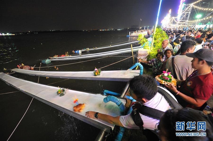泰国民众庆祝水灯节
