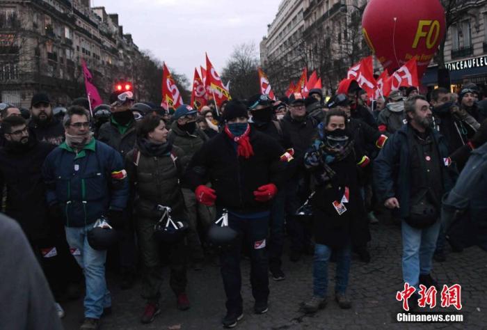 法国总理公布改革细节工会拒买账 扬言持续罢工