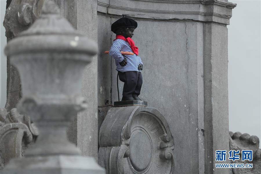 比利时布鲁塞尔“小尿童”着装纪念法国国庆日