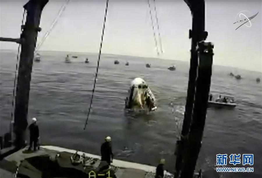 美国“龙”飞船载两名宇航员返回地球
